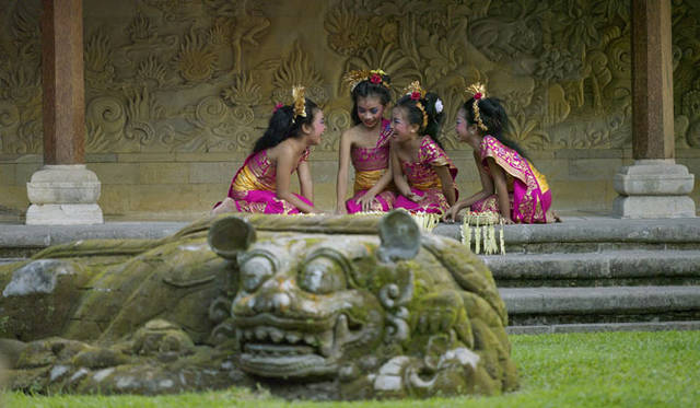 <strong>Amanresorts｜アマンリゾーツ</strong>　「アマンダリ（Amandari）」　Dance Students　© Amanresorts