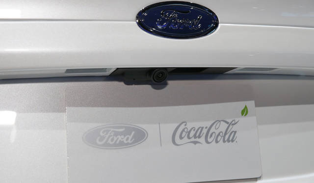 ライセンスプレートには、フォードとコカコーラ両方の企業ロゴを配し、両社の共同事業であることをアピール