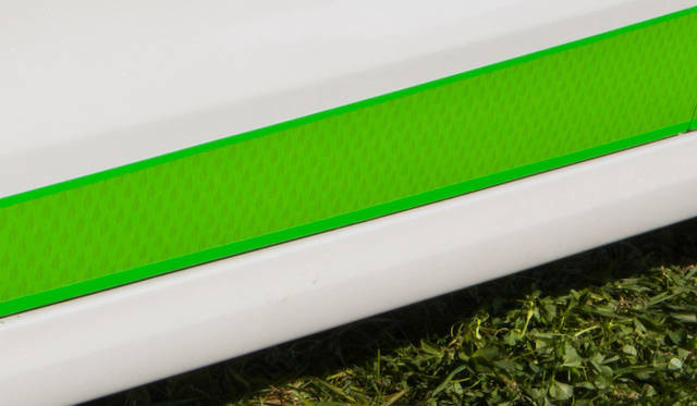 ボディサイドやボンネットなどにあしらわれるグリーンのラインも、よく見るとリーフ模様が描かれている