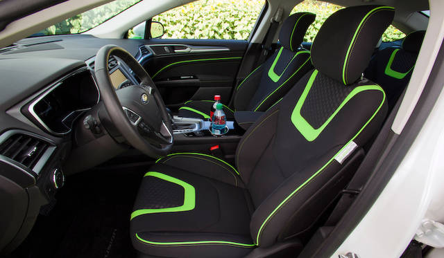 サトウキビを原料とした天然由来の素材を30パーセント使用したシートは、スポーティなブラックにエコイメージを感じられる鮮やかなグリーンのコントラスト