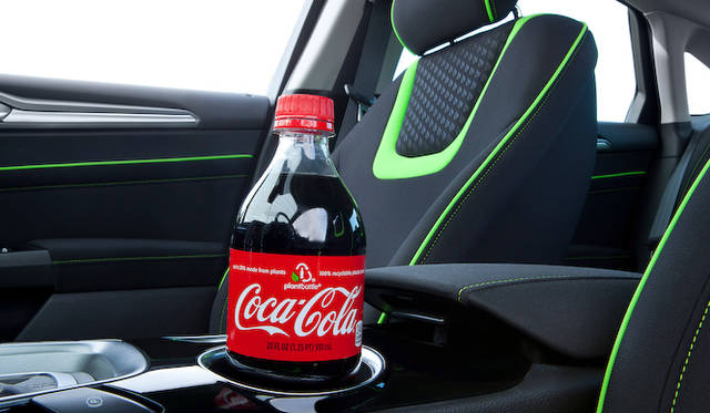 コカコーラのペットボトルは、石油系素材が70パーセント、残りの30パーセントはサトウキビを原料とした天然由来の素材を使用している。フォード フュージョン エナジーのインテリアもこの原料をつかっている