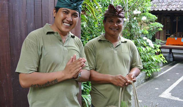 <strong>Amanresorts｜アマンリゾーツ</strong>　「アマンダリ（Amandari）」　クッキングスクールをサポートしてくれるアマンダリのスタッフ