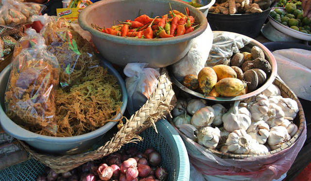 <strong>Amanresorts｜アマンリゾーツ</strong>　「アマンダリ（Amandari）」　買い物リストを持ってみんなで買い出し