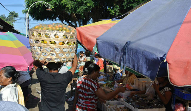 <strong>Amanresorts｜アマンリゾーツ</strong>　「アマンダリ（Amandari）」　バリの朝市は「バリ人社会の婦人クラブ」の雰囲気