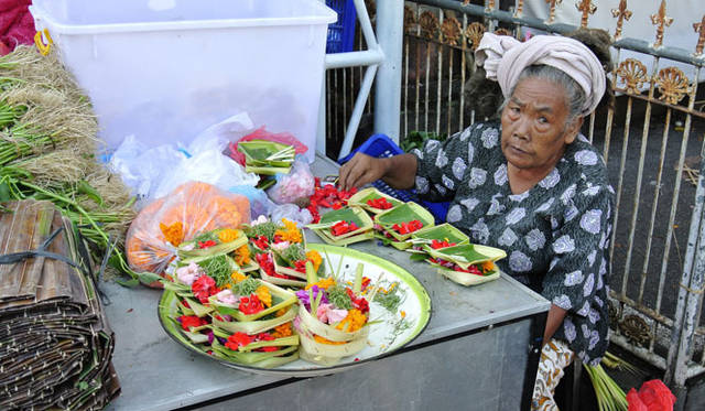 <strong>Amanresorts｜アマンリゾーツ</strong>　「アマンダリ（Amandari）」　マーケットの中心は女性たち。チナンサリを売るおばあさん