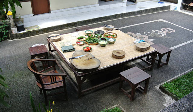 <strong>Amanresorts｜アマンリゾーツ</strong>　「アマンダリ（Amandari）」　調理は、クデワタン村にあるパッ・イ・ワヤン・スタナ・バワさんの家でおこなう