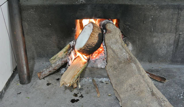 <strong>Amanresorts｜アマンリゾーツ</strong>　「アマンダリ（Amandari）」　調理は薪（まき）。これはココナッツを熱しているところ