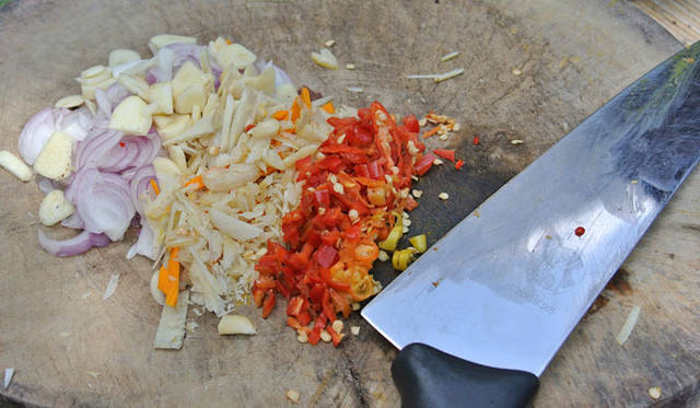 <strong>Amanresorts｜アマンリゾーツ</strong>　「アマンダリ（Amandari）」　みじん切りももちろんゲストが担当