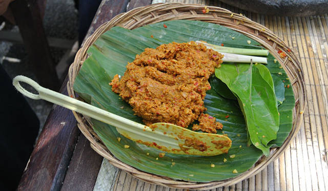 <strong>Amanresorts｜アマンリゾーツ</strong>　「アマンダリ（Amandari）」　すりつぶしてペーストのできあがり