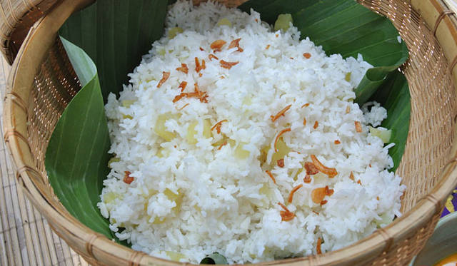 <strong>Amanresorts｜アマンリゾーツ</strong>　「アマンダリ（Amandari）」　これが絶品！　バリライスでのさつまいもの炊き込みご飯（NASI SELA）