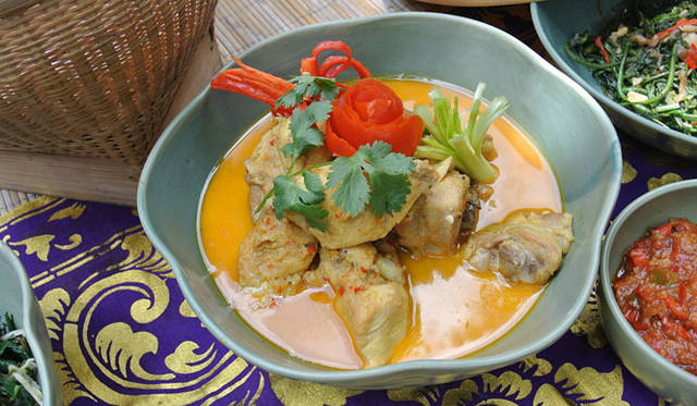 <strong>Amanresorts｜アマンリゾーツ</strong>　「アマンダリ（Amandari）」　バリ風チキンカレー（AYAM GERANG ASEM）
