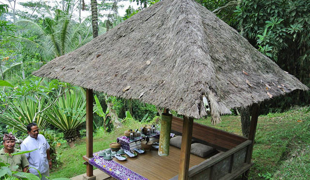 <strong>Amanresorts｜アマンリゾーツ</strong>　「アマンダリ（Amandari）」　パッ・イ・ワヤン・スタナ・パワさんの家の下にあるバレ（東屋）で、つくった料理をいただく