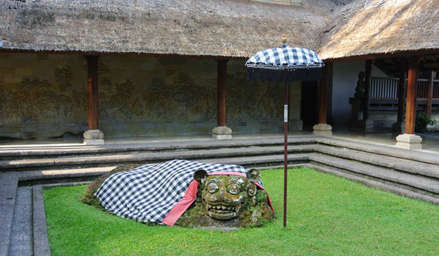 <strong>Amanresorts｜アマンリゾーツ</strong>　「アマンダリ（Amandari）」　アマンダリの守り神の“虎”がお出迎え