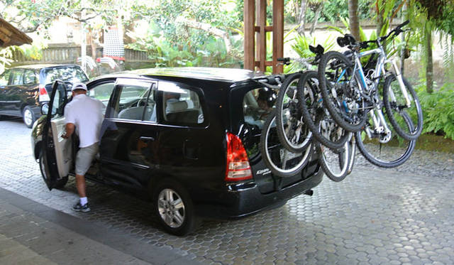 <strong>Amanresorts｜アマンリゾーツ</strong>　「アマンダリ（Amandari）」　サイクリングツアー。アマンダリではどのツアーでも、道中はアマンダリの専用車が同行するので安心