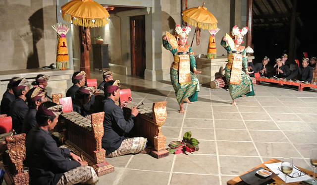 <strong>Amanresorts｜アマンリゾーツ</strong>　「アマンダリ（Amandari）」　夜、ロビーにて、バリ島伝統舞踏が披露された