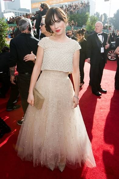 <strong>第71回 ゴールデン・グローブ賞レッドカーペットスナップ</strong>　Zooey Dechanel｜ズーイー・デシャネル<br />ドレス：オスカー・デ・ラ・レンタ　クラッチ：シャーロット オリンピア