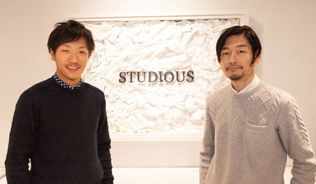 <strong>STUDIOUS｜ステュディオス</strong>　「STUDIOUS 原宿本店」にて、STUDIOUS代表取締役CEO 谷 正人氏（左）、FACTOTUMデザイナー有働幸司氏（右）