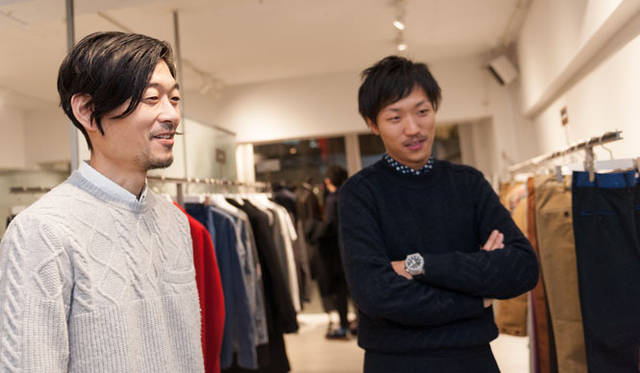 <strong>STUDIOUS｜ステュディオス</strong>　「STUDIOUS 原宿本店」にて、有働幸司氏（左）、谷 正人氏（右）