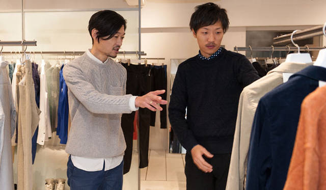 <strong>STUDIOUS｜ステュディオス</strong>　「STUDIOUS 原宿本店」にて、有働幸司氏（左）、谷 正人氏（右）