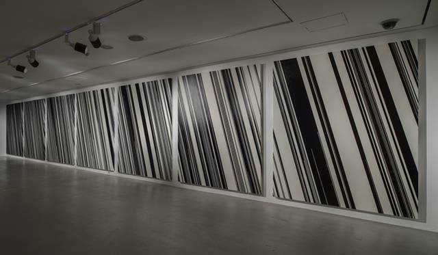 <strong>ART｜表参道のEYE OF GYREで『KOHEI NAWA｜SANDWICH』</strong>　15 度に傾けて垂直面に設置したキャンバスに、絵具の自重のみで描かれるペインティングシリーズ「Direction」