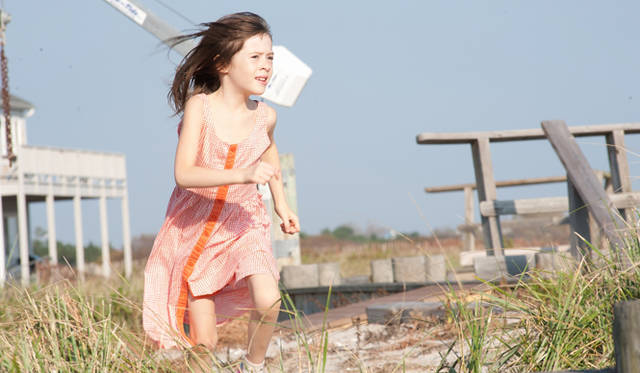 主人公のメイジーを天性の愛らしさで演じるのは、祖母が日本人というクオーターのオナタ・アプリール　© 2013 MAISIE KNEW, LLC. ALL Rights Reserved.