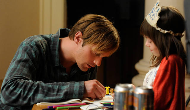 ジュリアン・ムーアの恋人役には、いま注目のアレキサンダー・スカルスガルドが扮している　© 2013 MAISIE KNEW, LLC. ALL Rights Reserved.