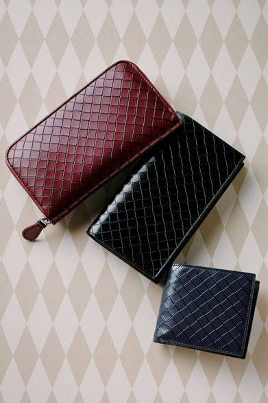 ジップ付き長財布7万8750円、長財布7万8750円、二つ折り財布5万400円（ボッテガ・ヴェネタ／阪急メンズ東京1階）