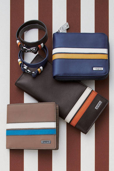 ブレスレット 各2万3100円、二つ折りジップ付き財布5万3550円、長財布5万5650円、二つ折り財布4万8300円（トッズ／阪急メンズ東京1階）