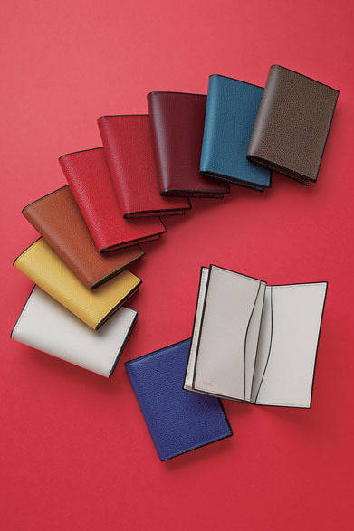 手前右 名刺入れ 各3万7800円、その他 名刺入れ 各3万9900円（ヴァレクストラ／阪急メンズ東京1階）