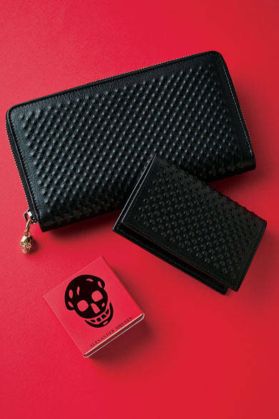 ジップ付き長財布5万4600円、カードケース2万7300円（アレキサンダー・マックイーン／阪急メンズ東京2階）※1月29日（水）～、3万1500円（税込）以上お買い上げの方に先着で、「La Maison du Chocolat」オリジナルパッケージチョコレートをプレゼント ※数に限りがございます