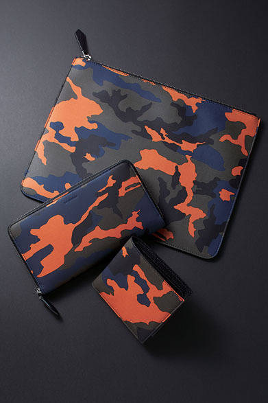 ポーチ9万300円、長財布9万7650円、二つ折り財布6万900円（ジバンシィ／阪急メンズ東京2階）