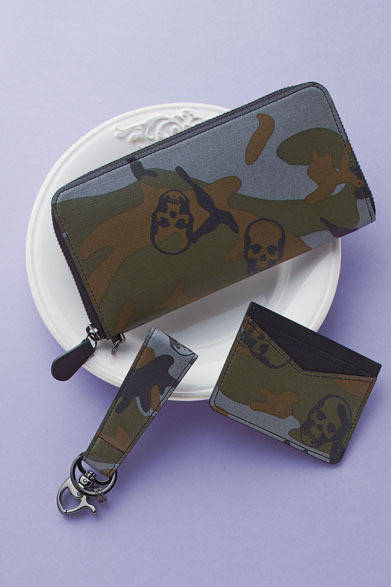 ジップ付き長財布4万2000円、カードケース1万6800円、キーホルダー1万7850円（ルシアン ペラフィネ／阪急メンズ東京2階）