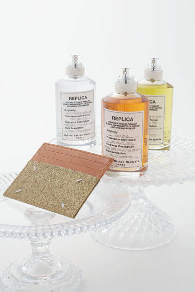 カードケース1万9950円、香水 各1万500円（メゾン マルタン マルジェラ／阪急メンズ東京2階）