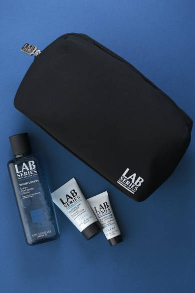 アラミス ラボ シリーズ「水分補給セット」（ウオーター ローション200ml＋マルチアクション フェース ウオッシュ30ml＋エイジ R+ 15mlにポーチ付き）3990円 ※1月31日（金）発売（アラミス ラボ シリーズ／阪急メンズ東京1階）数量限定50個