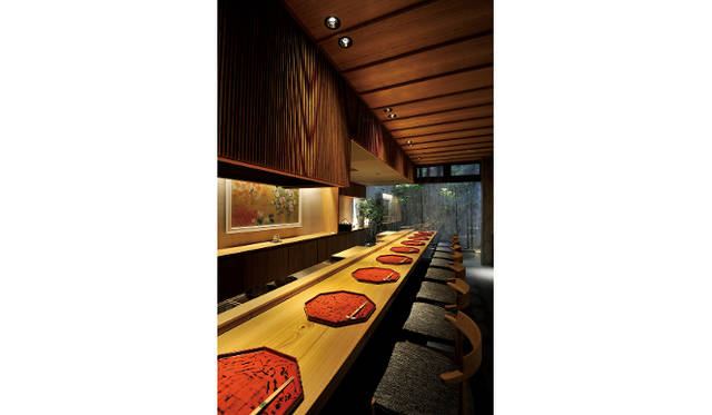 静かな風情を楽しめる人気スポット、石塀小路に位置する「かみくら」