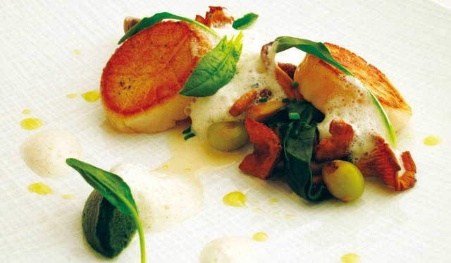 「Reine des prés」。厳選した食材を低温で優しく火入れし、素材本来のうまみを最大限に引き出した料理が特徴だ