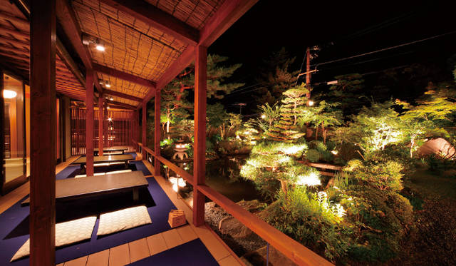 江戸時代の国文学者で、『雨月物語』の著者でもある上田秋成が晩年隠棲し、余生を楽しんだ旧跡「八千代」。風情ある「植治」の庭は、夜の訪問がお薦め