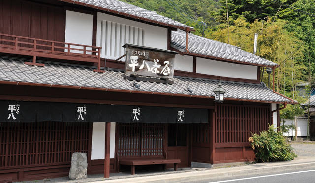 「山ばな 平八茶屋」。天正に創業、今年438年目を迎える老舗茶屋だ