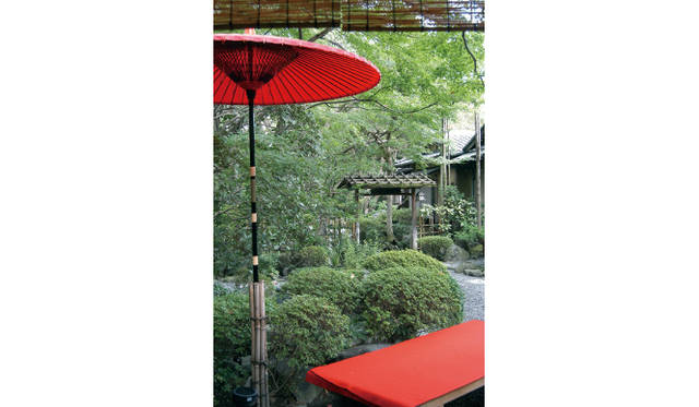 「山ばな 平八茶屋」。東には比叡山、西には高野川を臨む自然に囲まれた座敷