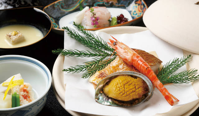 「山ばな 平八茶屋」。身体を温めるショウガを使った京湯葉鍋や、名物の麦飯とろろ汁、ぐじ（甘鯛）など、京都の冬ならではの料理を提供する