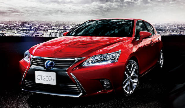 新色「マダーレッド」のCT200h version L