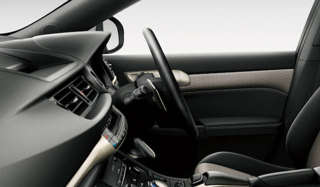 CT200h F SPORT専用のストレートグレー＆ブラック インテリア