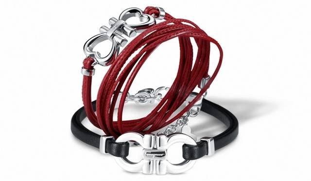 <strong>Salvatore Ferragamo｜新ジュエリー・ライン「You & Me」発表</strong>　（上）ダブルハートシェイプ ブレスレット　赤　3万450円　（下）ダブルガンチーニ ブレスレット　黒　3万4650円