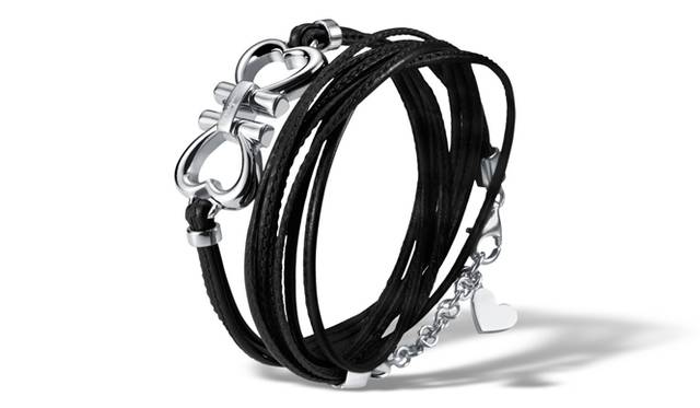 <strong>Salvatore Ferragamo｜新ジュエリー・ライン「You & Me」発表</strong>　ダブルハートシェイプ　黒　3万450円