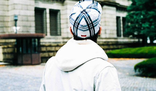 パーカ 1万7850円、チェックキャップ 8400円