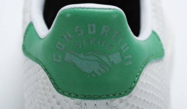 <strong>adidas Originals｜不朽の名作、スタンスミスのリミテッドエディションが登場</strong>　レプタイル　2万1000円