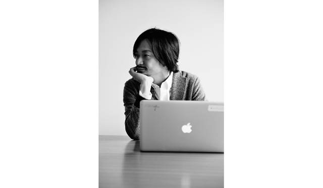 真鍋大度｜MANABE Daito<br />1976年、東京都生まれ。アーティスト、プログラマーとして活動。デザインファーム「ライゾマティクス」、ハッカーズスペース「4nchor5la6」ディレクター。高度なプログラミング技術と徹底したリサーチ、独創的なアイデアで、多様なジャンルにおいてあらたな境地を切り拓く