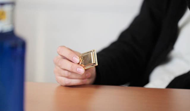 石川氏が愛用するルイ・ヴィトンのマネークリップ「パンス・ア・ビエ ポルト アドレス」