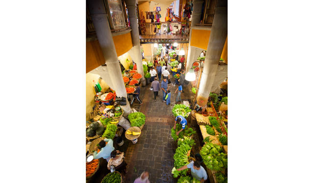 ポートルイスの中央市場は連日にぎわい、新鮮で豊富な食材が並ぶ