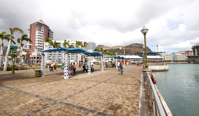 綺麗に整備されたポートルイス港に面した遊歩道